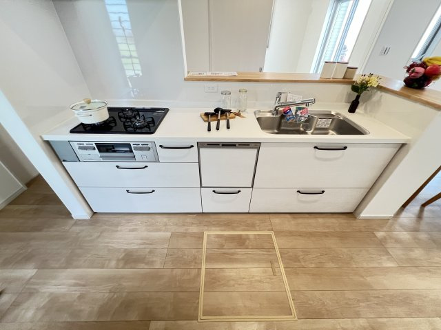 引き出し収納で使いやすいシステムキッチン