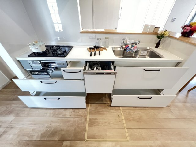 引き出し収納で使いやすいシステムキッチン