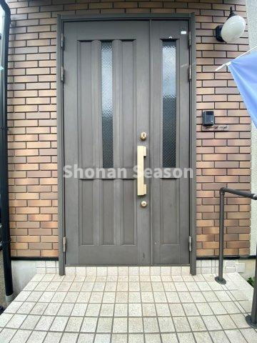 落ち着いた雰囲気の玄関まわりで、家族を迎えてくれます。