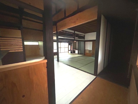 玄関部分からLDK方向を見た写真です