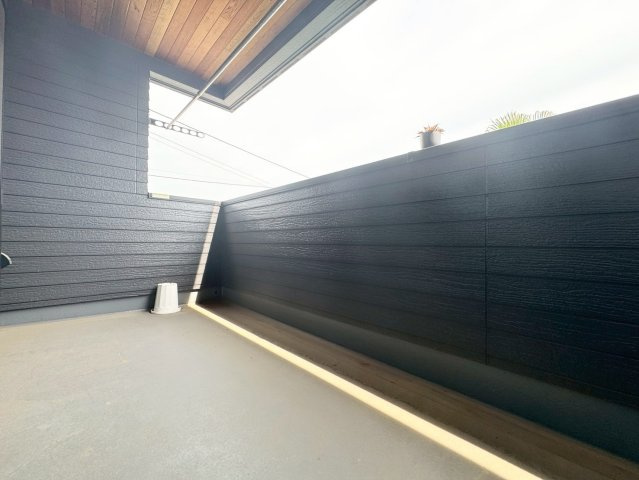 外からの目が気にならないバルコニーで洗濯物が干せます