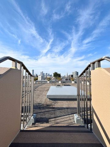 最上階のお部屋から、共用階段を登ってスムーズに屋上テラスにアクセス可能です。