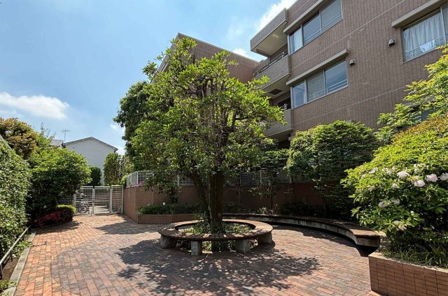 敷地内には整えられた植栽とベンチが配され、ほっと一息つける憩いの空間です。