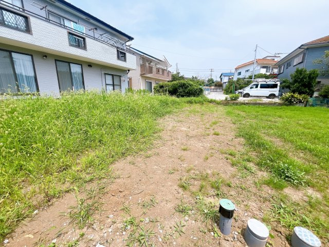 【外観】　現状更地につき、引き渡し後すぐに着工可能です。　高低差も少なくスッキリとした印象！　建築条件はございませんので、お好みのハウスメーカーにて建築可能！