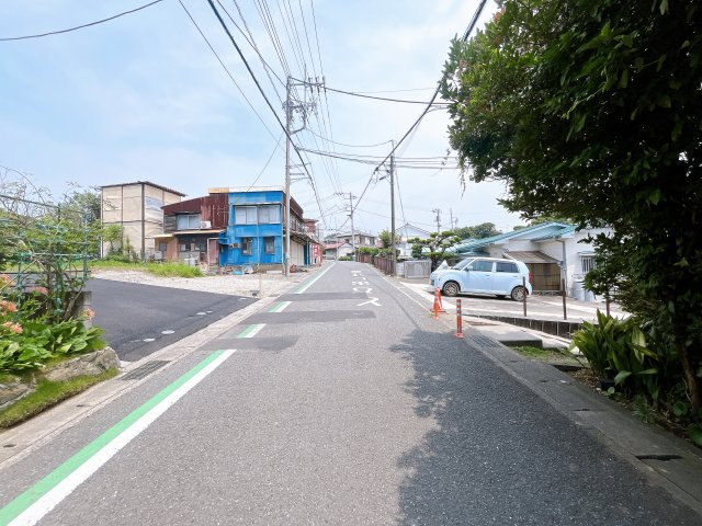 【外観】　現状更地につき、引き渡し後すぐに着工可能です。　高低差も少なくスッキリとした印象！　建築条件はございませんので、お好みのハウスメーカーにて建築可能！