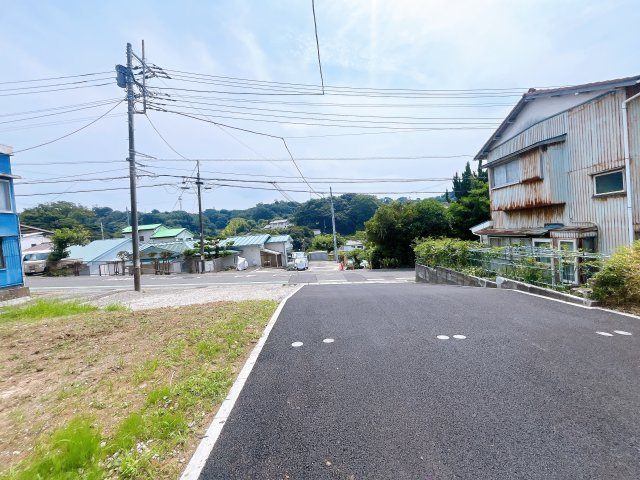 【外観】　現状更地につき、引き渡し後すぐに着工可能です。　高低差も少なくスッキリとした印象！　建築条件はございませんので、お好みのハウスメーカーにて建築可能！