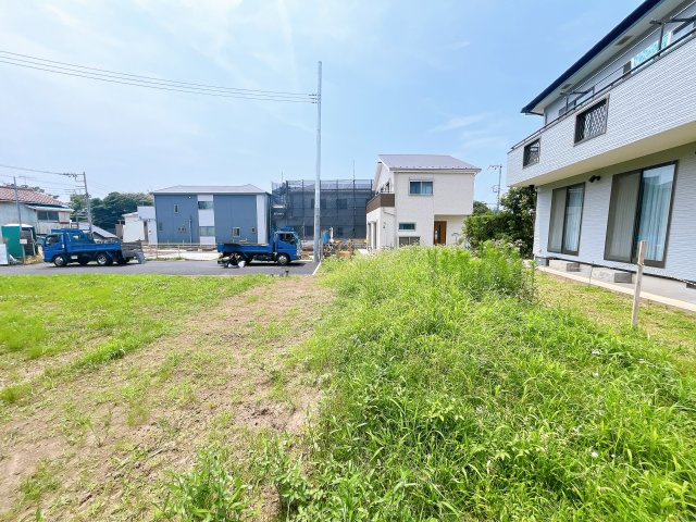 【外観】　現状更地につき、引き渡し後すぐに着工可能です。　高低差も少なくスッキリとした印象！　建築条件はございませんので、お好みのハウスメーカーにて建築可能！