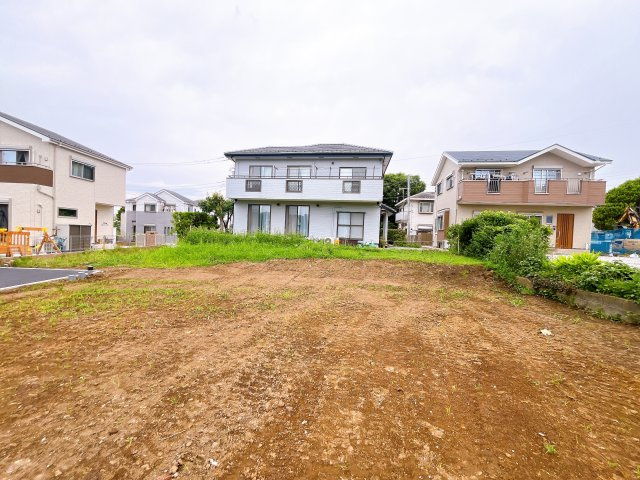【外観】　現状更地につき、引き渡し後すぐに着工可能です。　高低差も少なくスッキリとした印象！　建築条件はございませんので、お好みのハウスメーカーにて建築可能！
