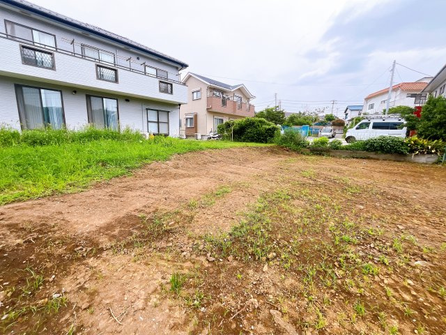 【外観】　現状更地につき、引き渡し後すぐに着工可能です。　高低差も少なくスッキリとした印象！　建築条件はございませんので、お好みのハウスメーカーにて建築可能！