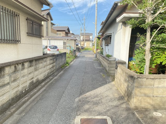閑静な住宅地にある整形地で、現況建物は解体更地渡し予定。南向きで日当たり良く、平屋やコンパクト住宅に最適です。前面道路は車通りが少なく、小さなお子様や高齢の方も安心。静かに快適な暮らしを叶えられます。