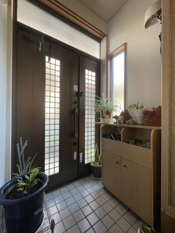 落ち着いた玄関です