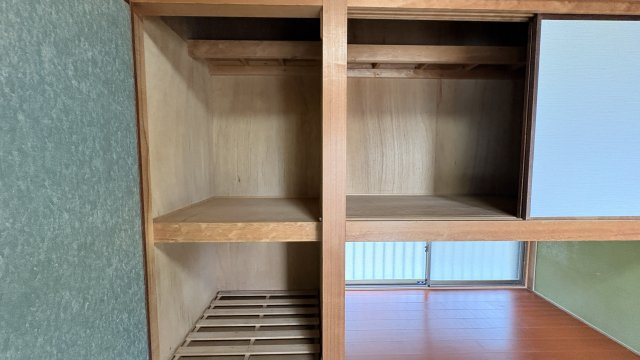 奥行きのある大型収納スペースです。上下に棚が設けられており、衣類はもちろん布団や季節物、生活用品などもまとめて収納可能です。内部が広いため、収納ケースなどを活用することでさらに効率よく整理できます。