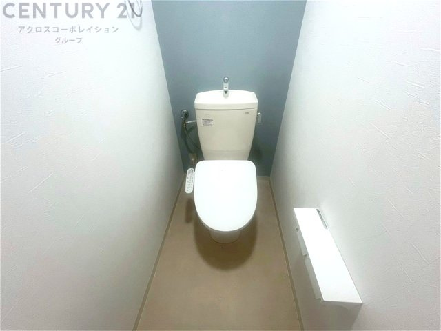 温水洗浄便座付トイレは温水洗浄機能により、暖かい水でおしりを洗浄することができ、冷たい水を使う従来の便座に比べ、温水洗浄機能で暖かいトイレを提供し、快適な使用を可能にします。
