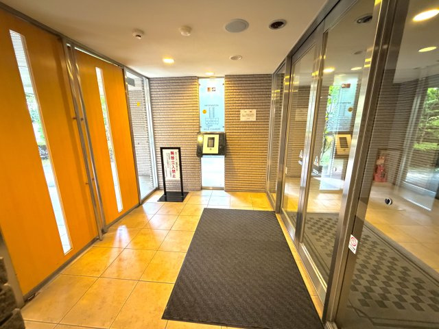 オートロック完備でセキュリティ安心のエントランスです。　明るい光が差し込む清潔感のある空間で、入居者様を暖かくお迎えします。　内見のご予約はお気軽にお問い合わせください。