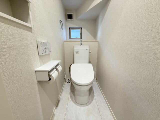 トイレは、コンパクトながらも機能的に設計され、快適に利用できます。小窓付きで換気性が良く、清潔な空間を保ちやすいのも魅力。温水洗浄便座や2連ペーパーホルダーも備わり日常の使い勝手に配慮されています。