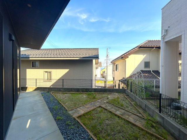 敷地内にはお庭スペースも確保されており、ガーデニングや家庭菜園など多彩な楽しみ方が可能です。外からの視線も気になりにくく、プライベート感のある空間。日当たりも良く、のびのびとした暮らしを実現できます。