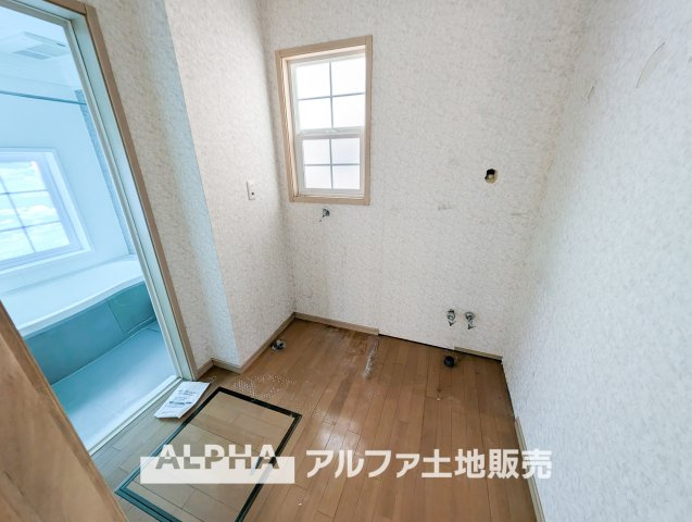 【Laundry　space】　◆ランドリースペース◆洗濯機置場を備えた使いやすいランドリースペース。浴室換気乾燥機付きで、天候を気にせず洗濯でき、毎日の家事もスムーズにこなせます。