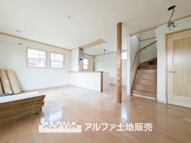 【Living　Room】　◆家族時間を育む◆　朝は食卓を囲み、昼はお子様の遊び場、夜は家族団らんのひととき。時間帯ごとに異なる役割を担い、暮らしの中心となるリビングです。