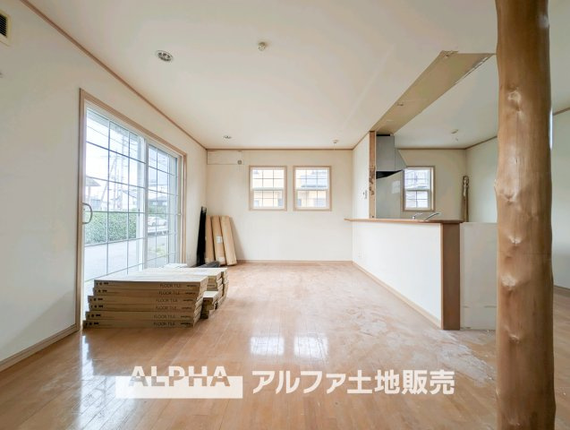 【Time　Together】　◆日常を彩る空間◆　食事や会話、読書や映画鑑賞など、ご家族それぞれの過ごし方を受け止めるリビング。何気ない日常を心地よい時間へとつなげます。