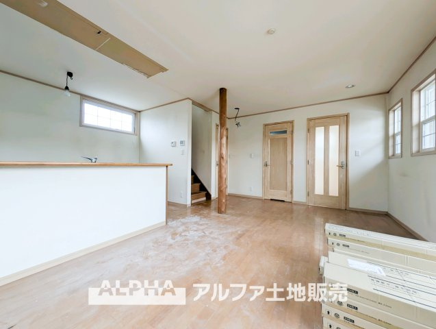 【Family　Living】　◆家族が集うリビング◆　食事のあとも自然と会話が弾み、テレビを囲んでくつろぐ時間を楽しめるリビング。家族が顔を合わせる機会を自然と育む空間です。