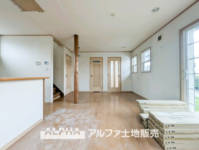 【Flexible　Space】　◆暮らしに寄り添う◆　食事や団らん、テレワークやお子様の勉強スペースなど、多彩な用途に対応するリビング。ライフスタイルに合わせて活用できます。