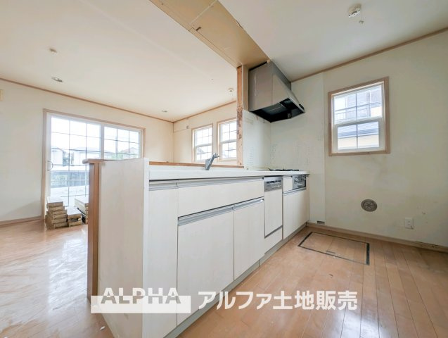 【Feel　at　Home】　◆自然と居場所になる◆料理をしながら会話が広がる、家族との時間を大切にできるキッチン。空間全体に統一感があり、住まいにやさしいぬくもりを感じられます。