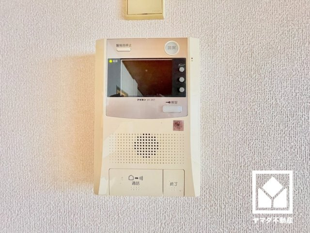 突然の来訪時にも防犯面で心強いモニター付きインターホンを設置。お留守番中のお子様も、室内からスムーズに相手の確認ができます。
