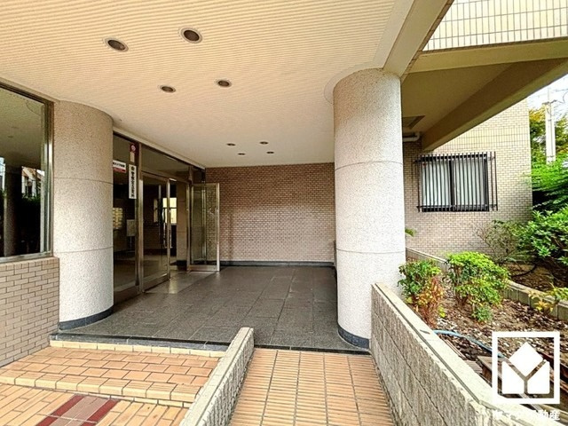 広々とした明るいエントランス。定期的な清掃・管理体制が整っており、帰宅時や来客時にも気持ちの良い空間です。