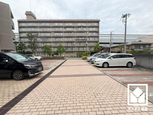 敷地内に駐車場を設置（月額15000円～25000円）。重い荷物や雨の日の移動もスムーズで、快適なカーライフを実現。空き状況等は弊社スタッフまでお気軽にお問い合わせください。