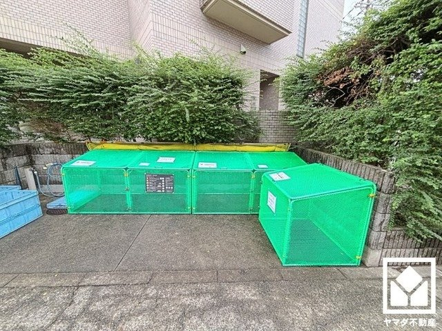 衛生面への配慮もうかがえる、心地よく利用できるごみ置き場です。
