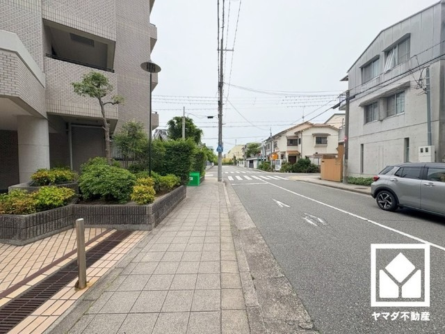 阪神本線「甲子園」駅まで徒歩8分、阪神武庫川線「東鳴尾」駅まで徒歩22分の立地。2路線利用可能で、毎日の通勤・通学だけでなく、休日のお出かけまで利便性に優れています。
