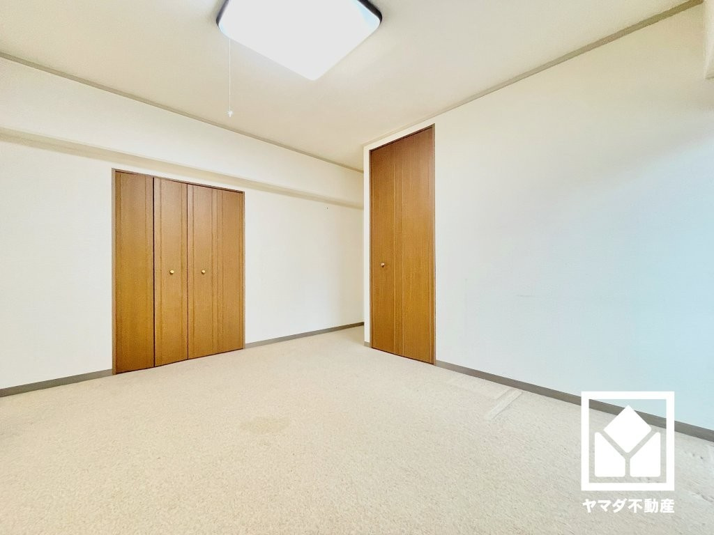約9.6帖の洋室です。全居室に収納がございますので、お部屋の広さを最大限に活用できます。