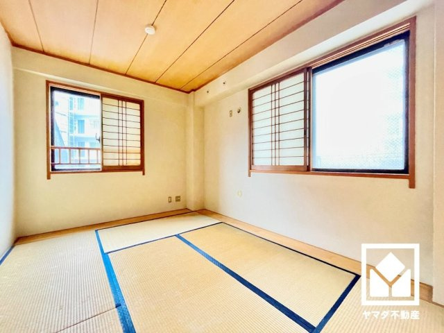 約6.5帖の和室です。陽光がたっぷり差し込む洗練された和の空間。温かみのある畳のスッキリとしたデザインが、暮らしを心地よく彩ります。