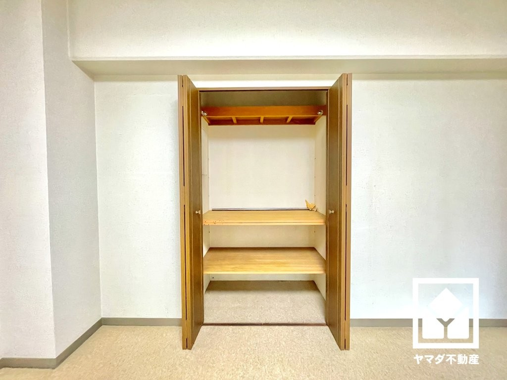 奥行きがあるので、収納力も申し分ありません。棚も複数設置されており、整理整頓がしやすい設計になっています。