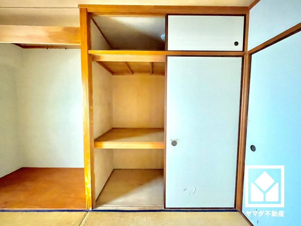 押入にはお客様用の座布団や寝具も収納可能です。床の間も備えており、生け花や季節の飾り付けを行うスペースとしては勿論、チェストなどの家具を設置するスペースとしてもご活用いただけます。