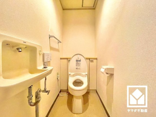 明るく清潔感溢れるトイレです。清潔感と利便性を兼ね備えた温水洗浄便座付き。手洗いも別になっているので、衛生的に使えます。