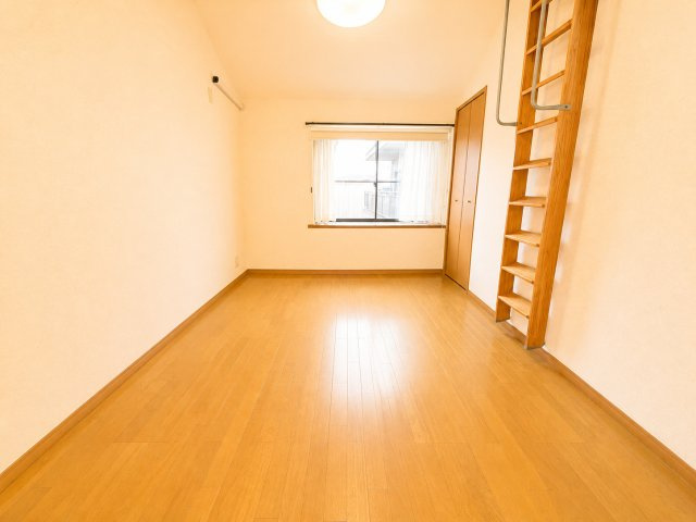 2階に配置された洋室は、ロフト付きのお部屋です。天井高を活かした開放感のある空間となっています。ロフトを利用することで生活空間と収納空間を分けることができ、お部屋を広く使えるのも魅力です。