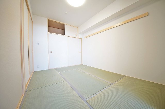リビング隣の和室は趣ある安らぎ空間