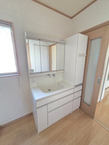 洗面台は三面鏡！ワイドタイプなので広々しています！収納も豊富なところが嬉しいですね！