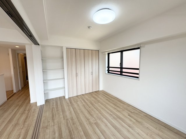 6帖　南向きで明るいお部屋です