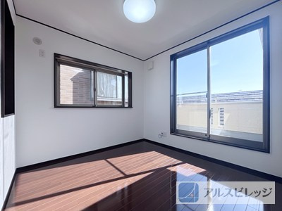 落ち着いた色調の洋室です