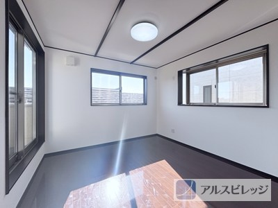 反射して窓が移るほど綺麗なフローリングです。