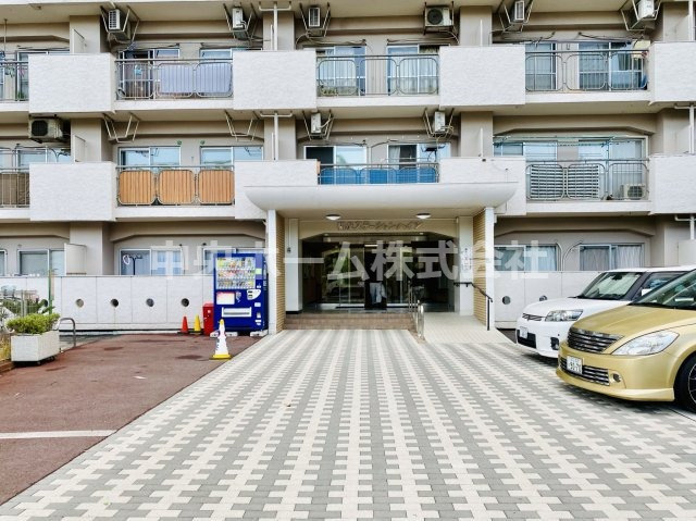 【エントランス】マンションのエントランスは、その物件の印象を決める、顔とも言える場所です。毎日通る場所ですからきれいなのが良いです。