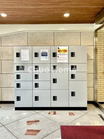 【宅配ボックス】在宅時・不在時に関わらず、居住者の代わりに非対面で宅配物を受け取ってくれる便利な設備です。わかりやすくご説明致しますので見学時にはお部屋だけではなく共用部分もぜひチェックしてください。