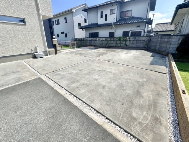 ■外観｜広々とした駐車スペースで楽々駐車可能！お買い物後もスムーズにお荷物を運べます♪