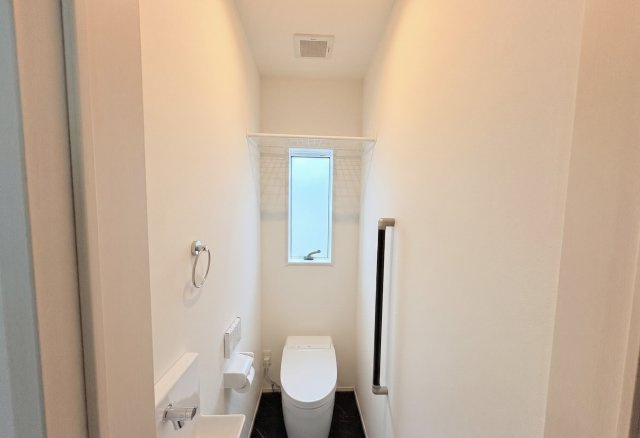 シンプルで清潔感のあるトイレ空間。窓付きで換気がしやすく、明るさも確保されています。コンパクトながらも使い勝手の良い設計で、毎日快適に利用できる空間となっています。