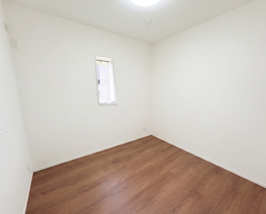 コンパクトながらも使い勝手の良い洋室は、書斎や趣味部屋、テレワークスペースとしても活用できる柔軟な空間です。窓からやわらかな自然光が差し込み、明るく落ち着いた雰囲気で集中しやすい環境が整っています。