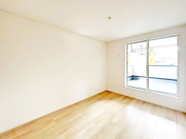 9帖寝室、バルコニーに面した明るいお部屋です。（施工例）