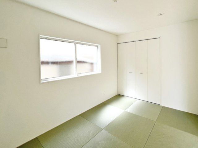 ゆっくり寛げる、リビングに併設された和室です（施工例）
