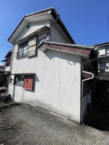 建物の周囲には通路スペースが確保されております